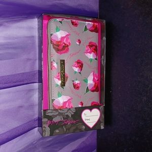 New Betsey Johnson Grey Multi Wristlet XORINGB